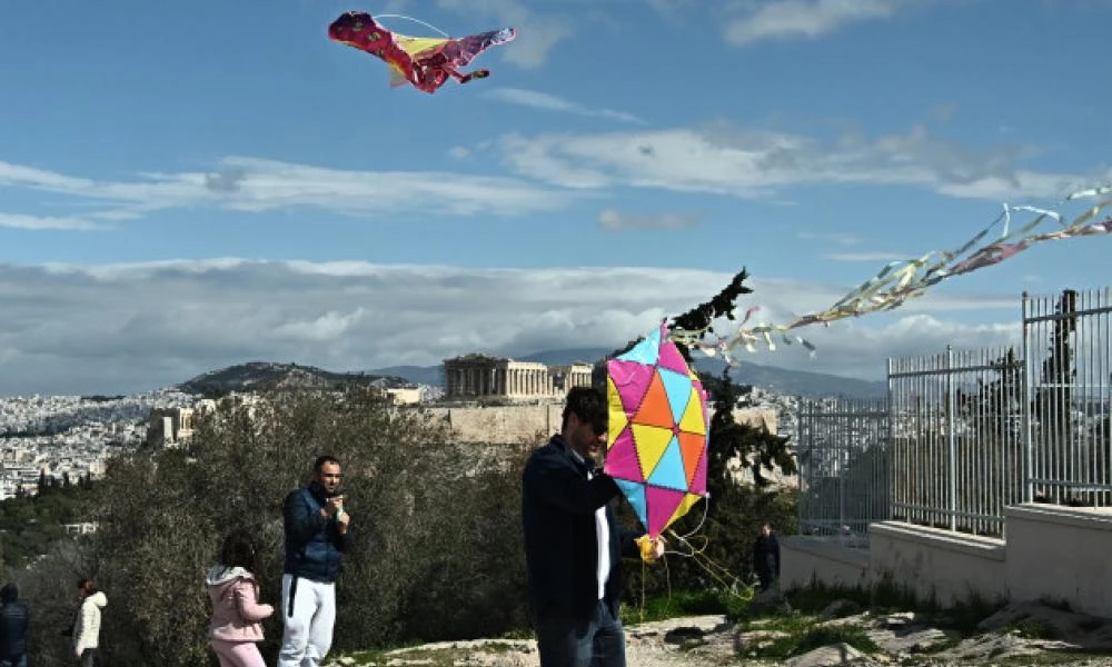 Οι Αθηναίοι γιορτάζουν τα κούλουμα: Εκατοντάδες πολίτες στον λόφο Φιλοπάππου